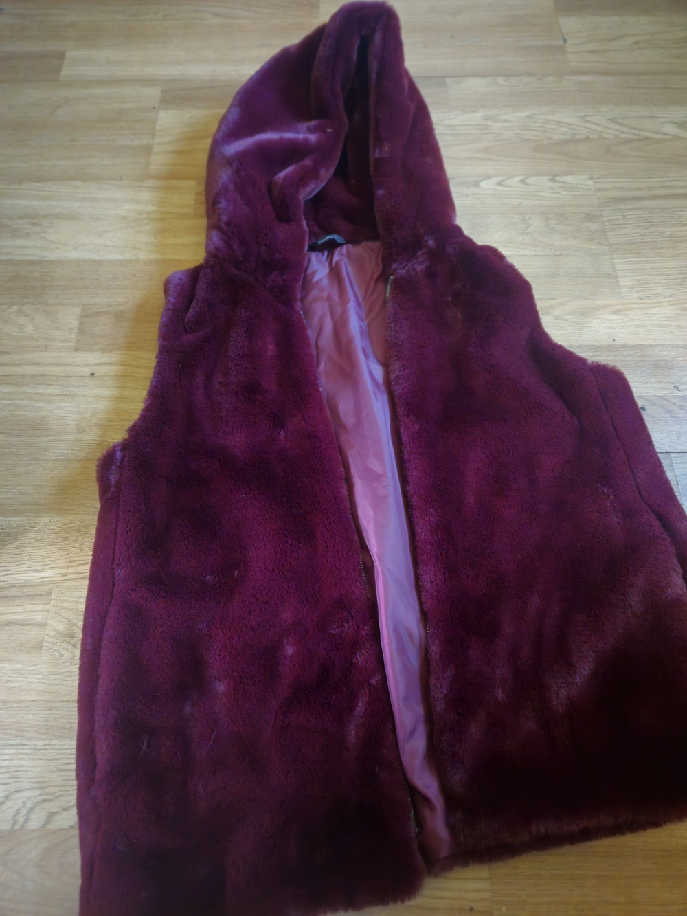 Simply Vera Vera Wang Plush Faux Fur Vest in Wine